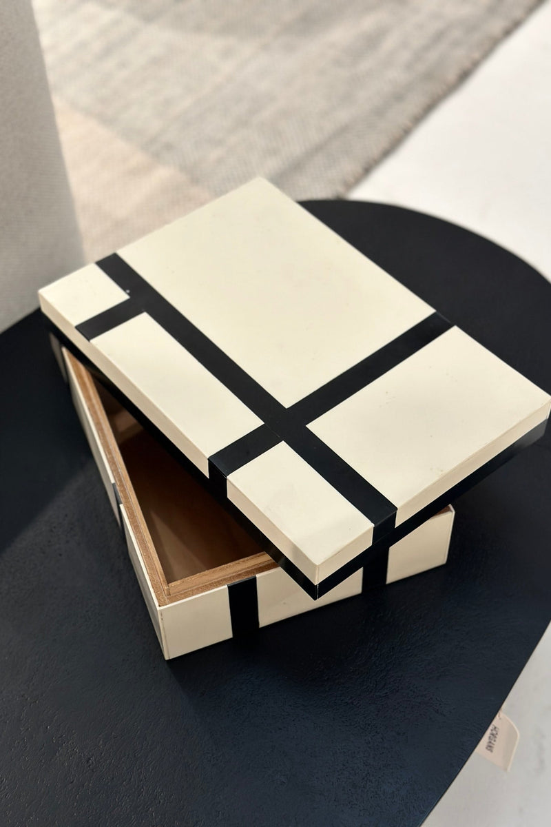 Pela Resin Box - Cream & Black