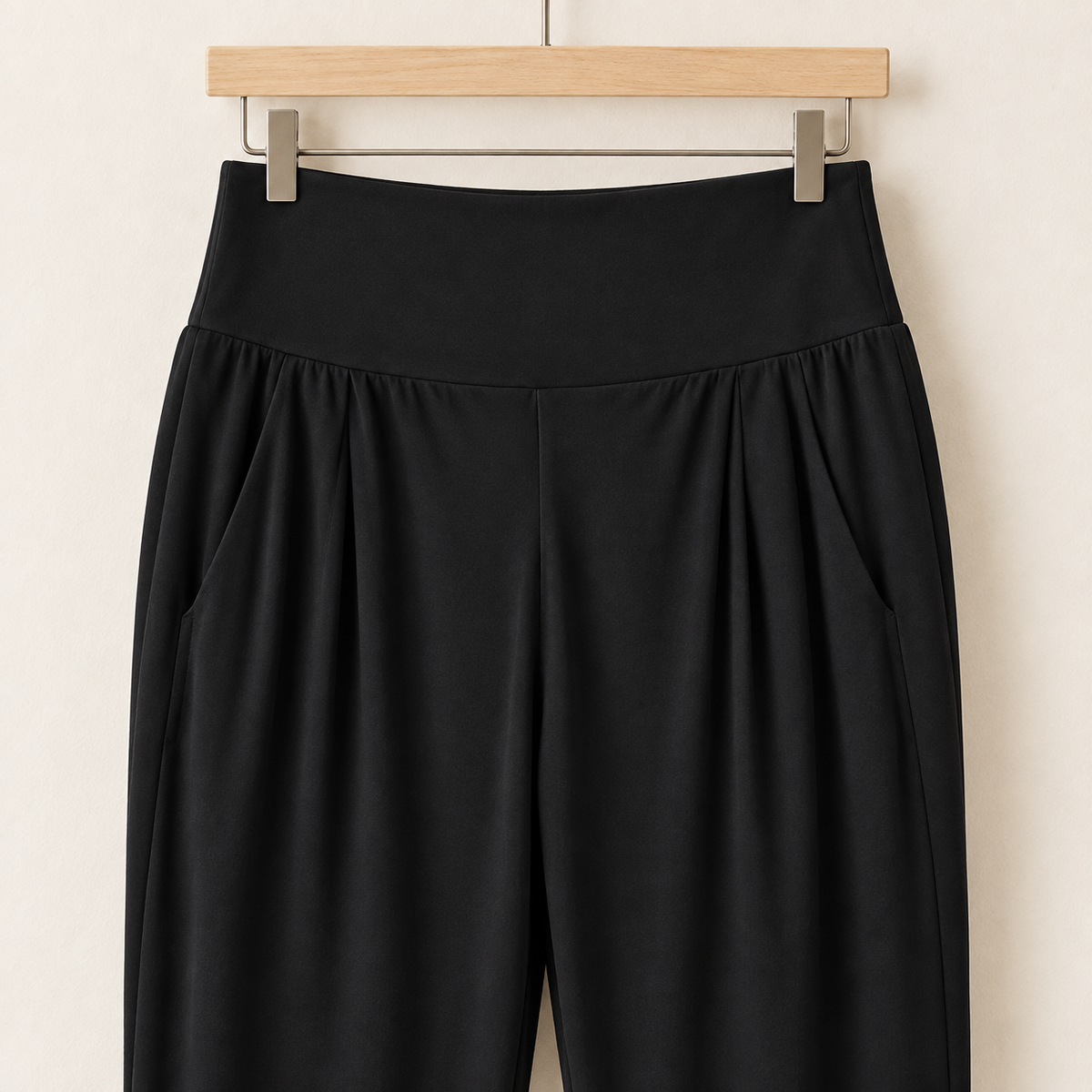 The smooth shaped waistband of the Basque Pant